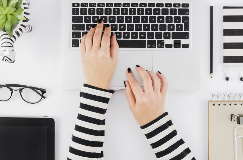 Iwa pisze tekst na laptopie